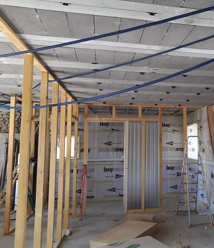 Montage de cloisons sur mesure.