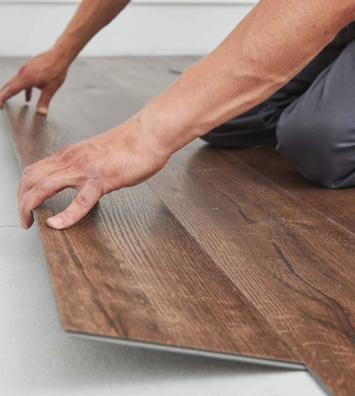 Pose de revêtements de sols parquets.